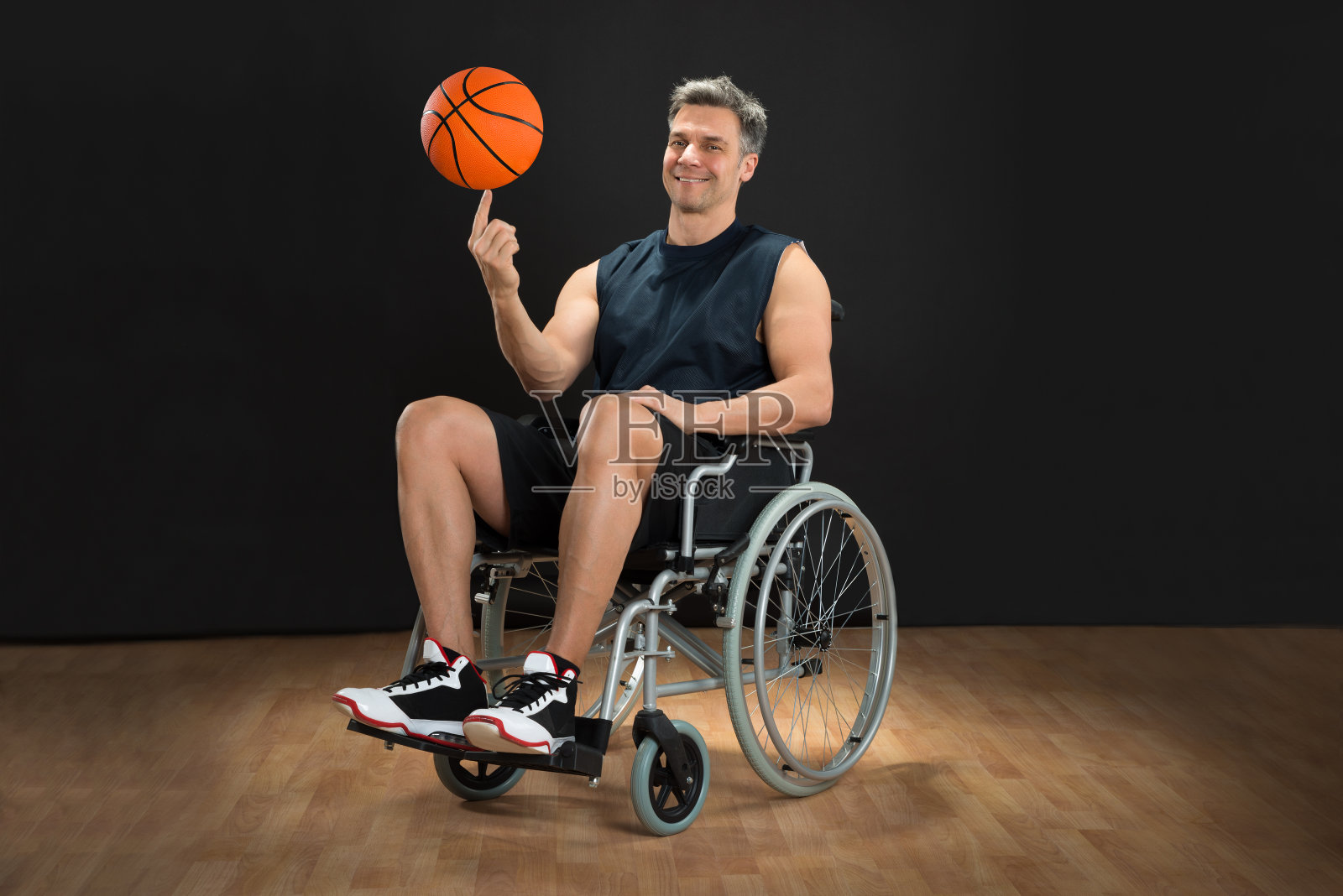 残疾人篮球运动员旋转球照片摄影图片