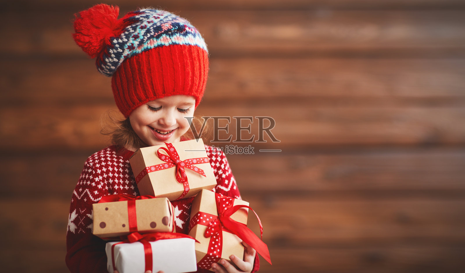 快乐的小女孩和圣诞礼物照片摄影图片