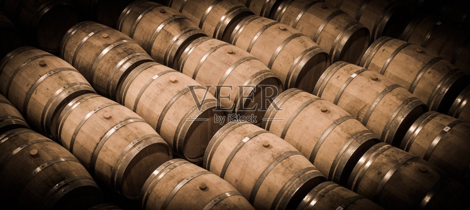 酒窖中的酒桶-波尔多葡萄园照片摄影图片