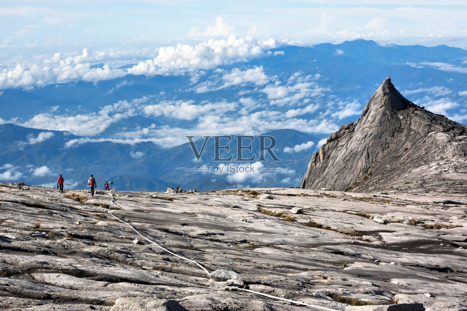 在马来西亚沙巴州基纳巴卢山山顶的徒步旅行者照片摄影图片