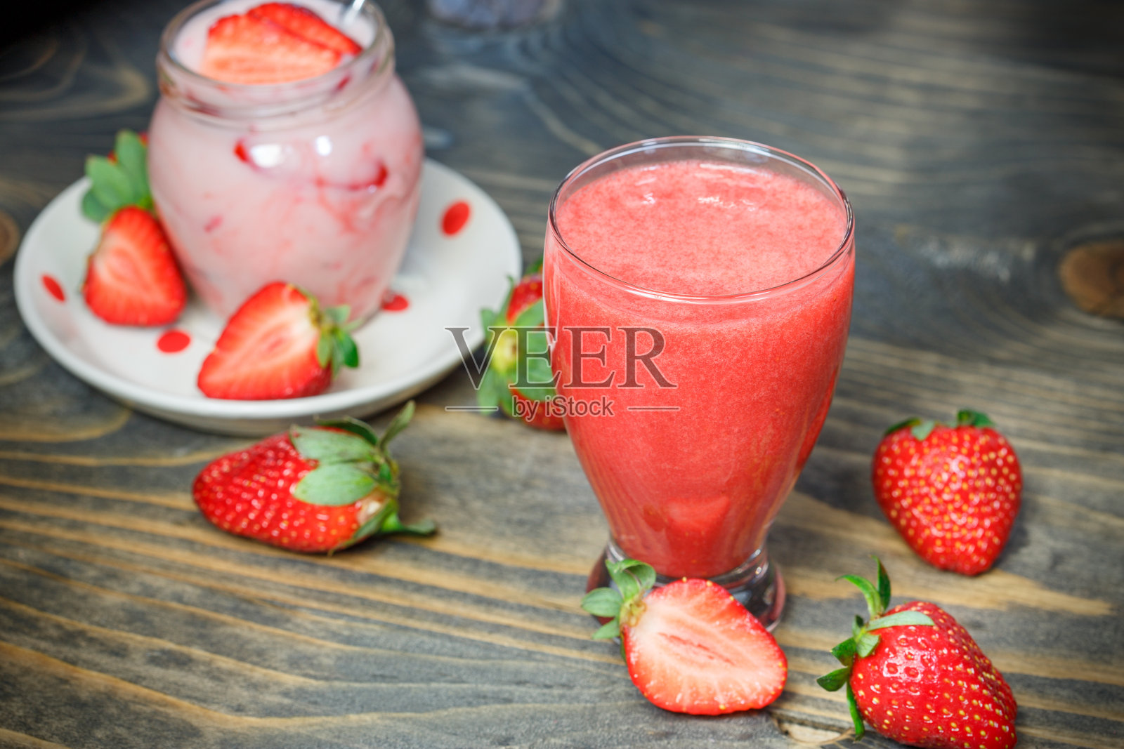 草莓奶昔和草莓酸奶照片摄影图片