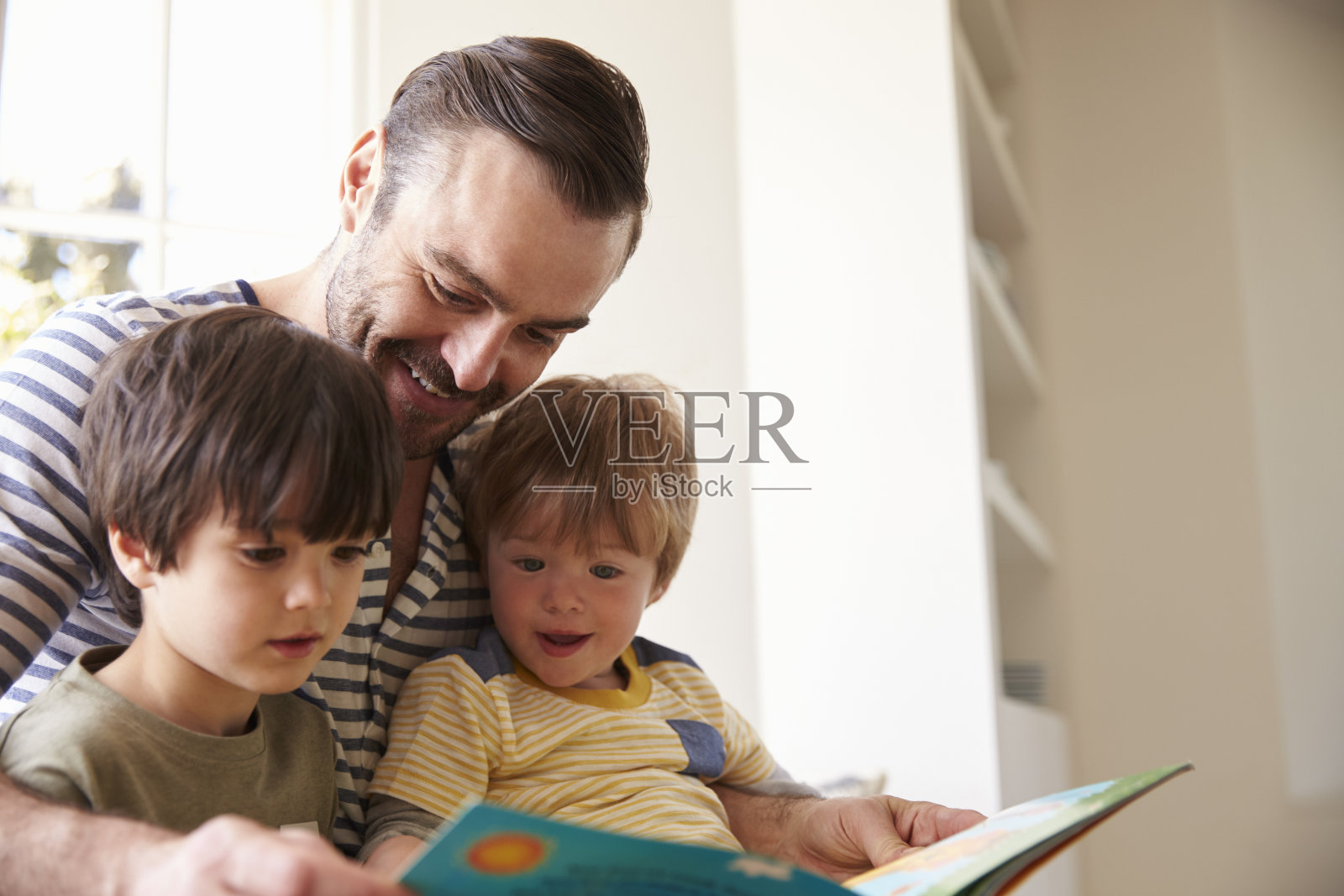 父亲和儿子在家里读故事的特写照片摄影图片