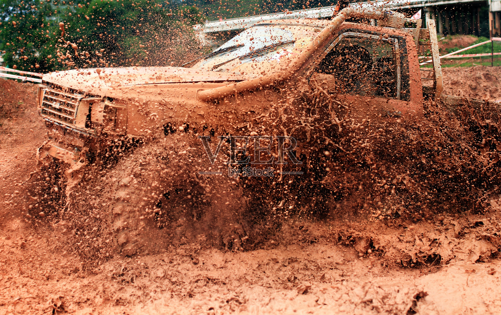 越野比赛中泥溅的场景。照片摄影图片