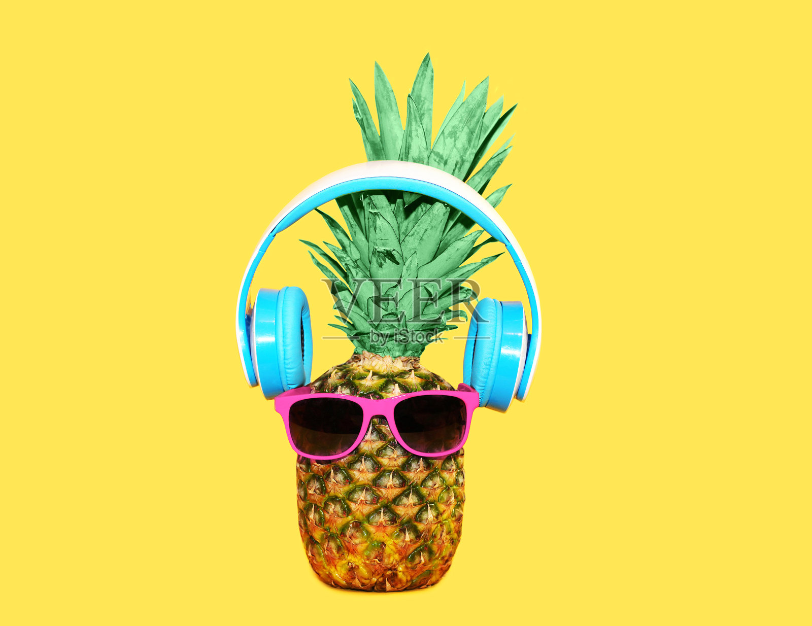 时尚菠萝戴着太阳镜和耳机听音乐照片摄影图片