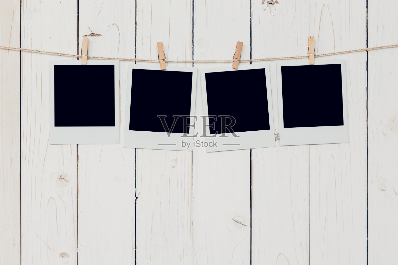 四个空白的相框挂在白色的木头背景上照片摄影图片