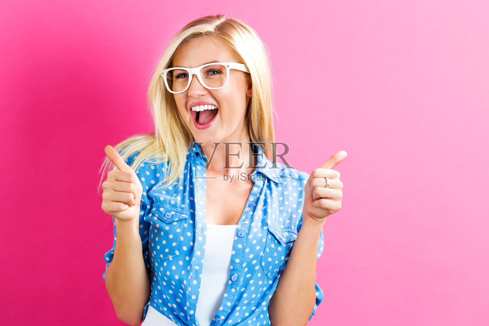 快乐的年轻女子竖起大拇指照片摄影图片