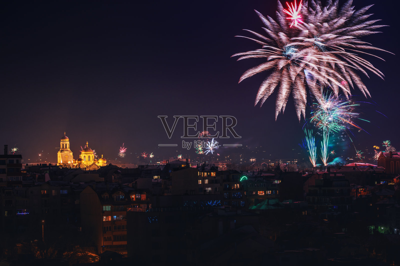 瓦尔纳市中心的城市景观与闪烁的烟花庆祝照片摄影图片