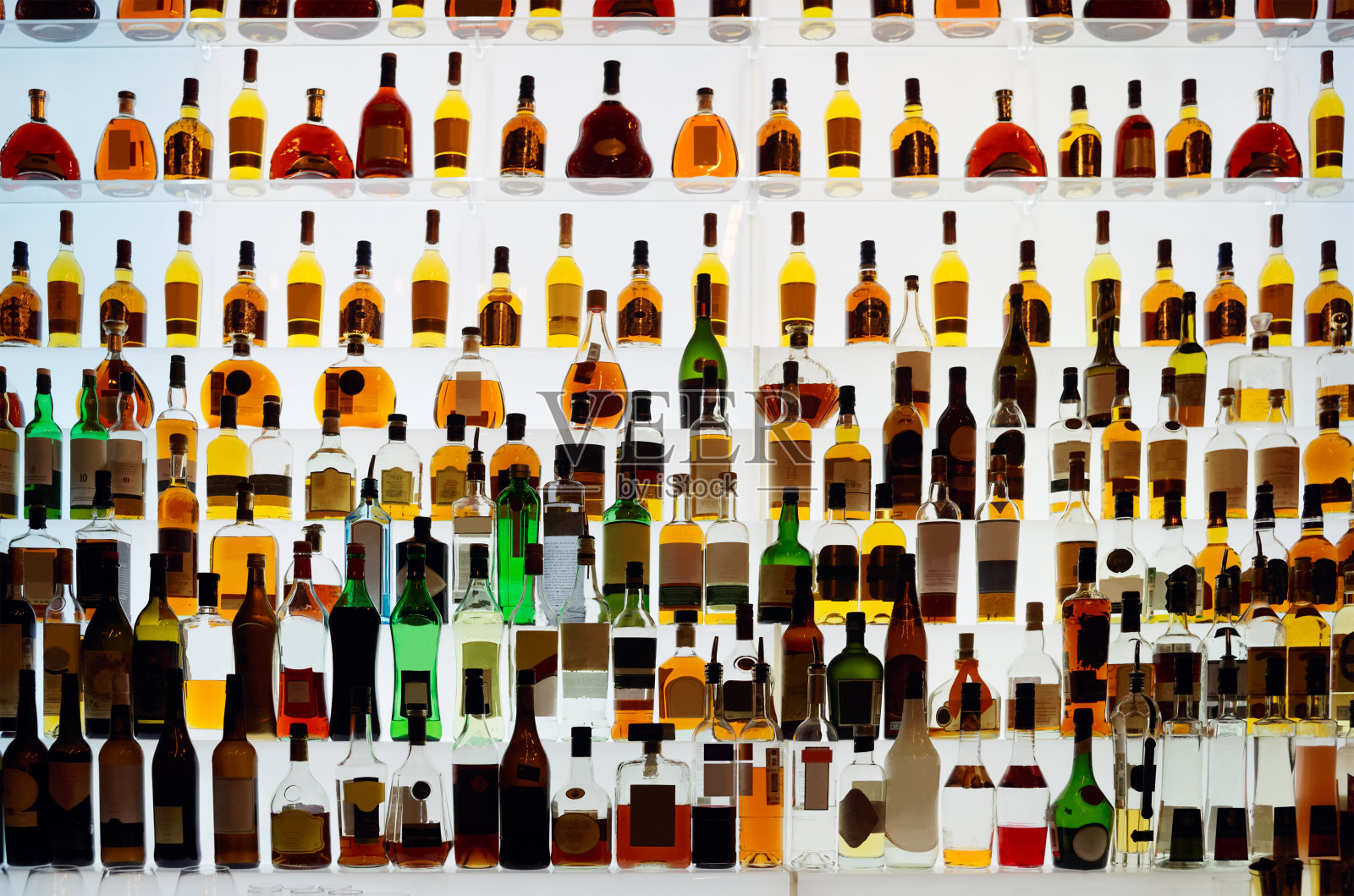 酒吧里各种各样的酒瓶照片摄影图片
