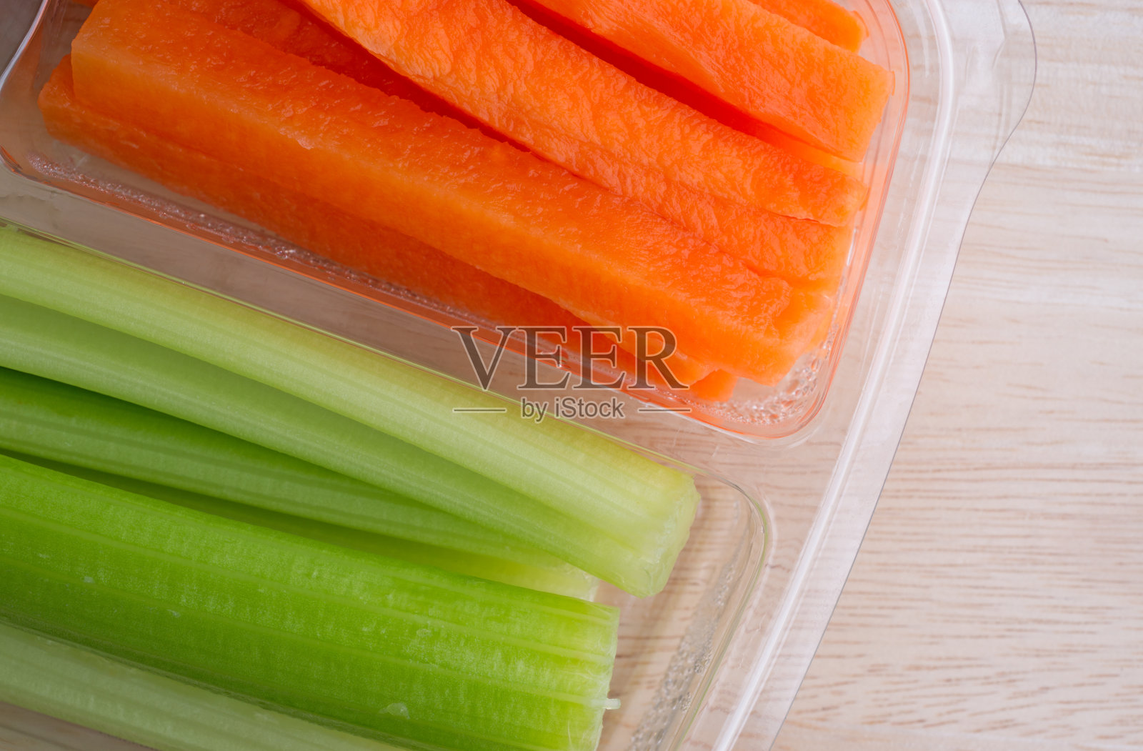 塑料托盘里的胡萝卜条和芹菜条照片摄影图片