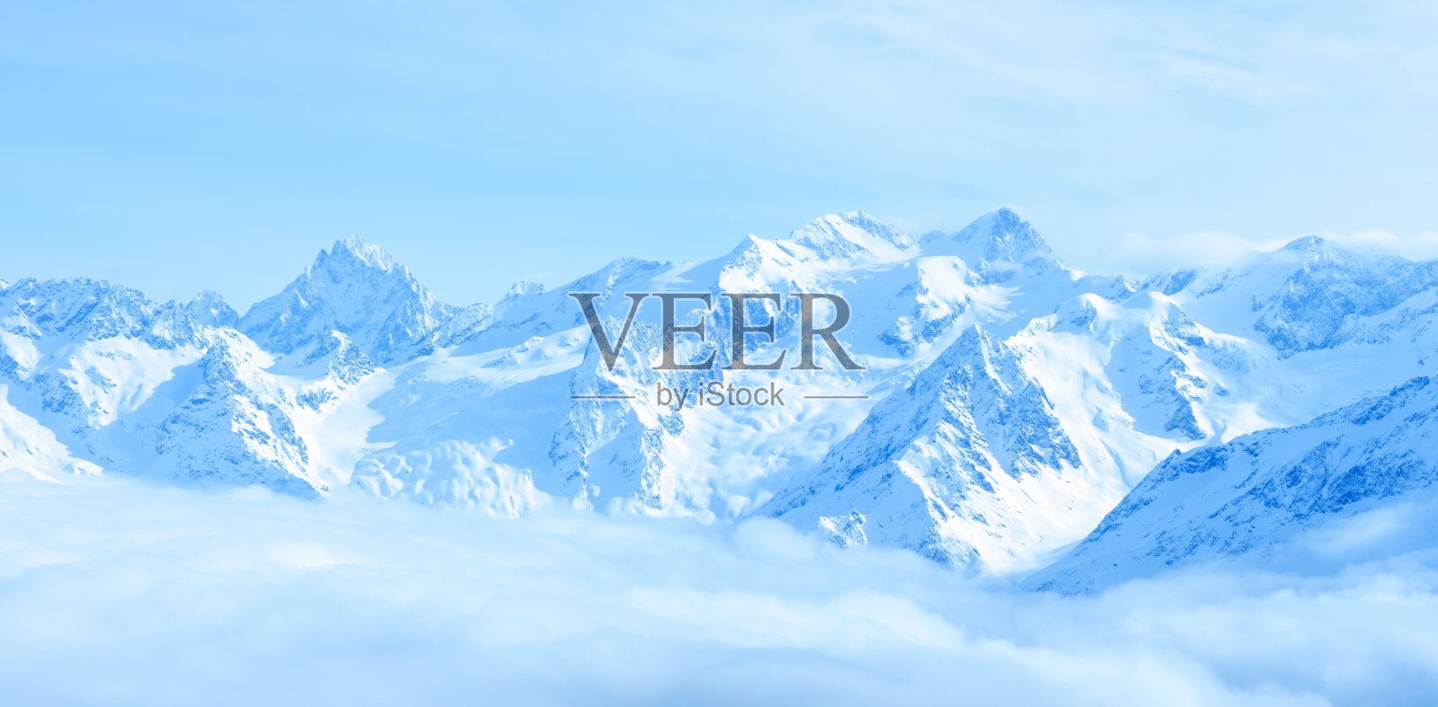 高加索山脉冬季美丽的风景和云彩照片摄影图片