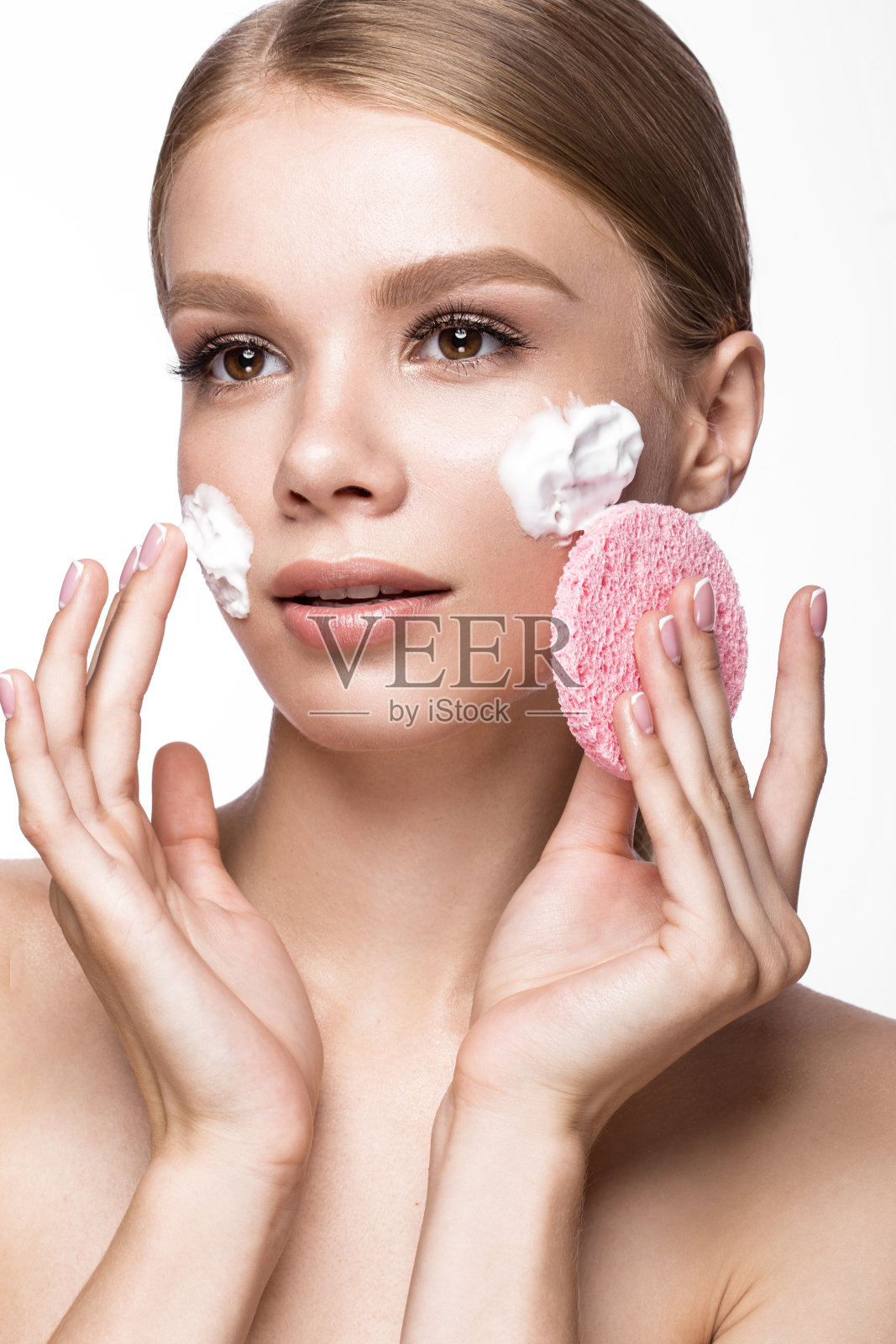 美丽的年轻女孩用海绵和泡沫洗面奶，法式美甲照片摄影图片