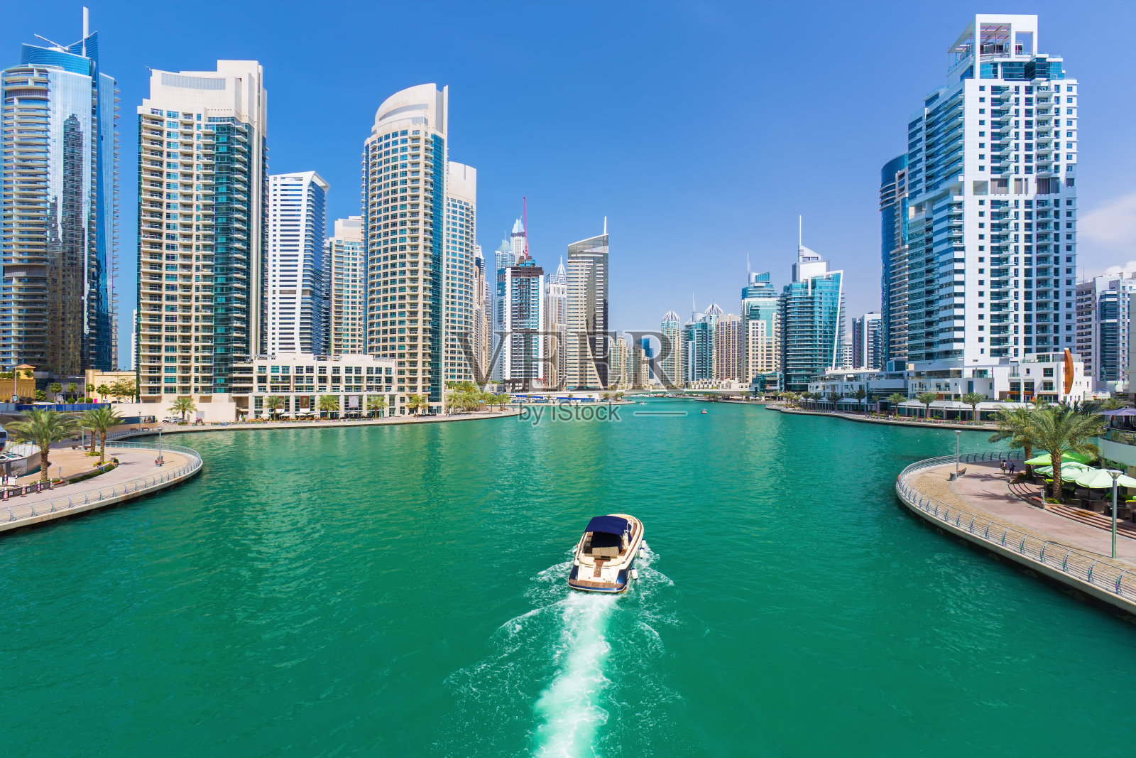 阿拉伯联合酋长国迪拜码头的未来主义建筑照片摄影图片