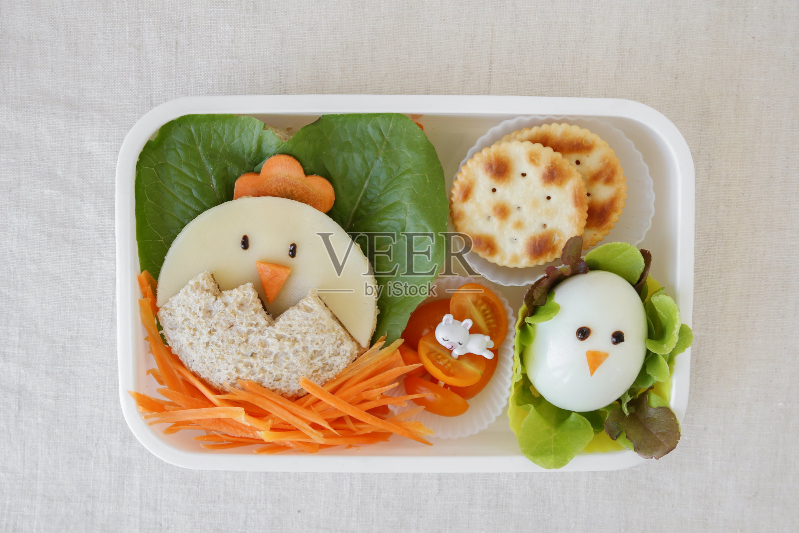 复活节小鸡午餐盒，给孩子们的有趣食物艺术照片摄影图片