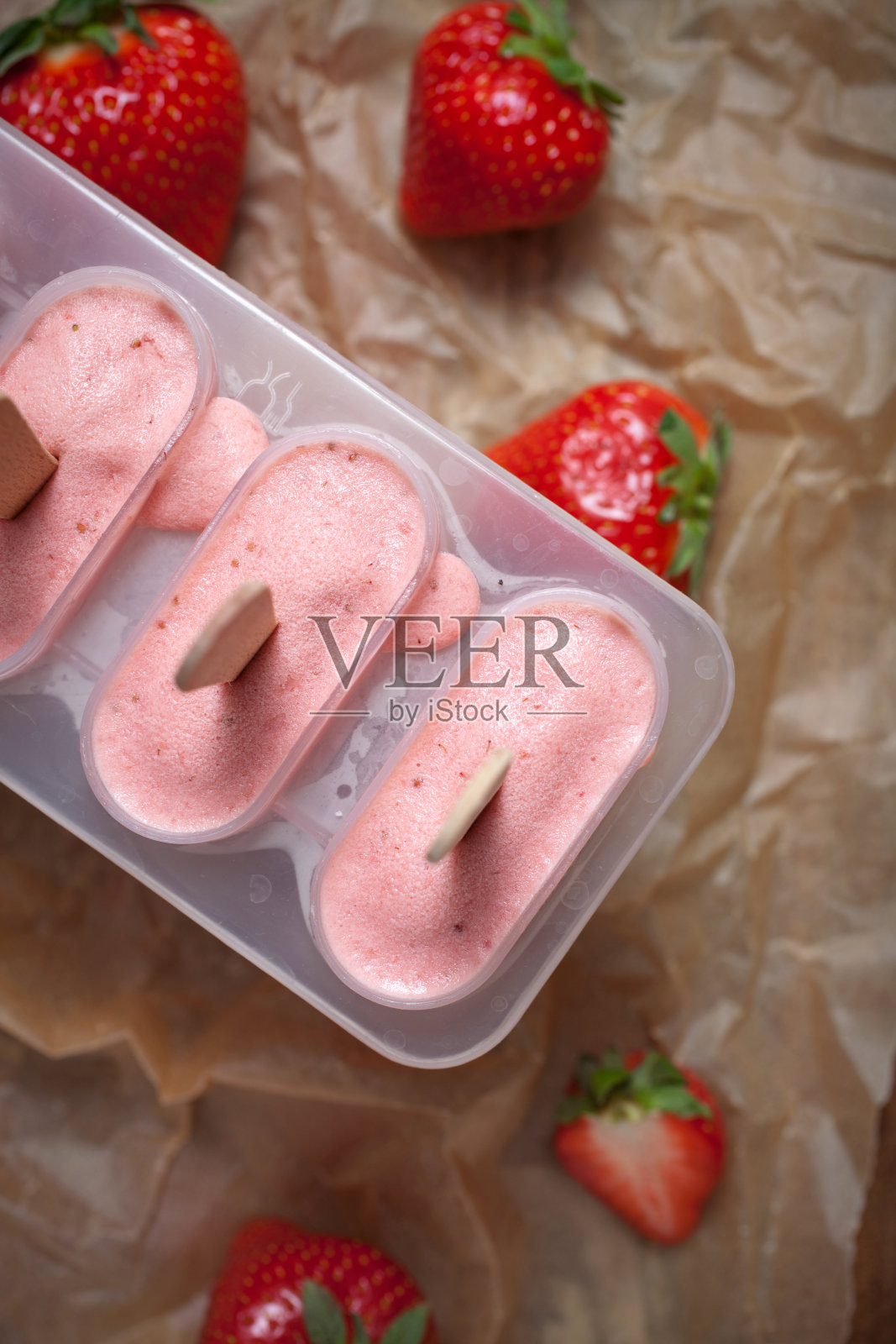 草莓冰淇淋冰棒照片摄影图片