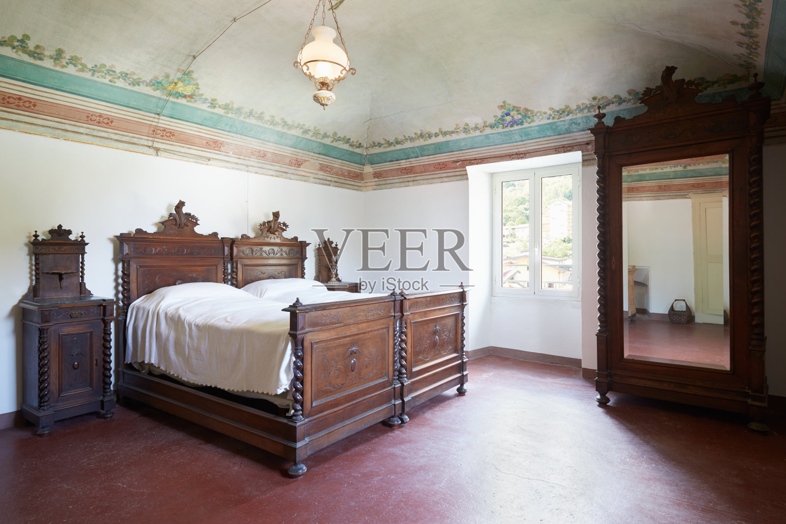 古老的室内装饰，带有壁画的木制卧室照片摄影图片