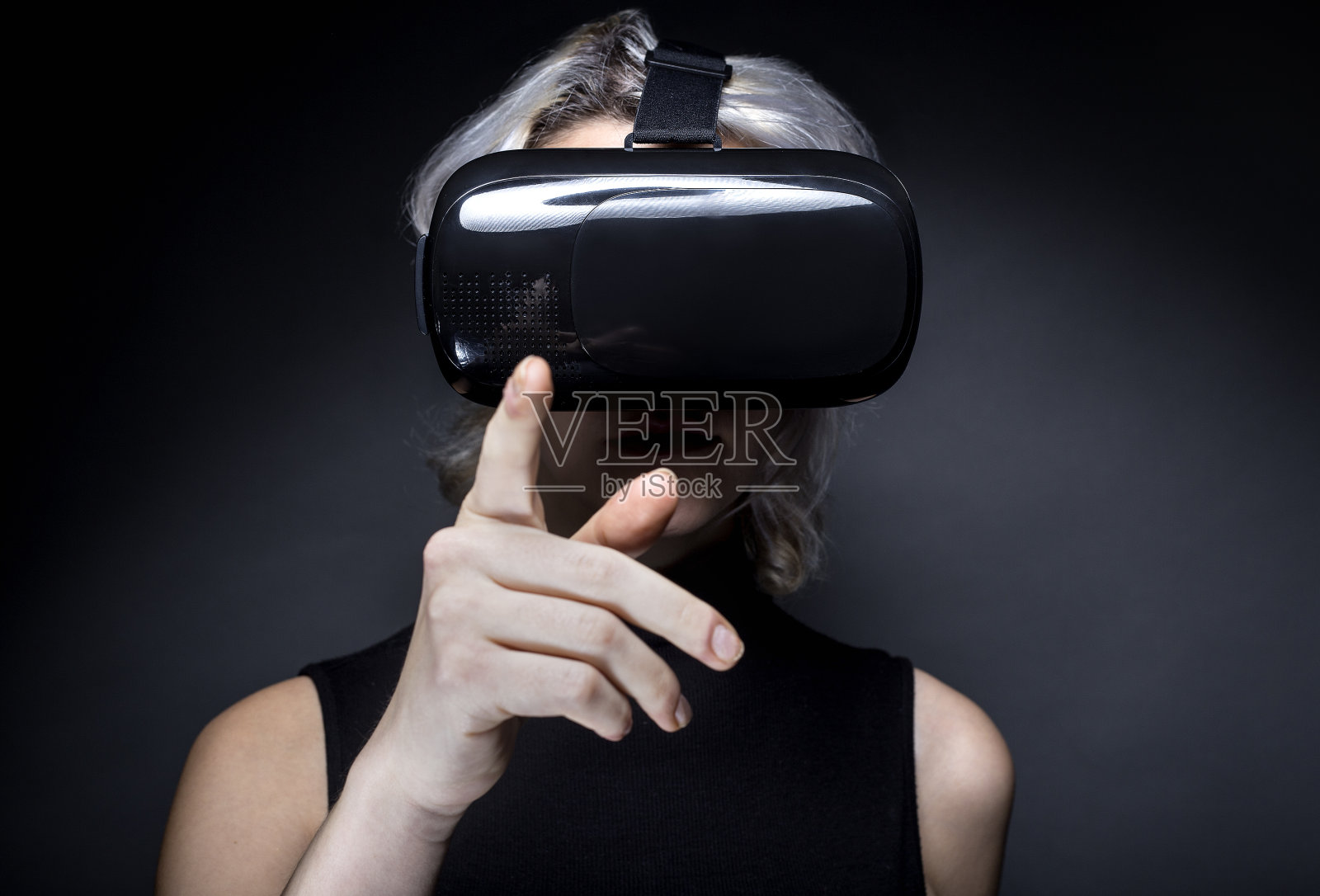 未来女人与虚拟现实耳机照片摄影图片