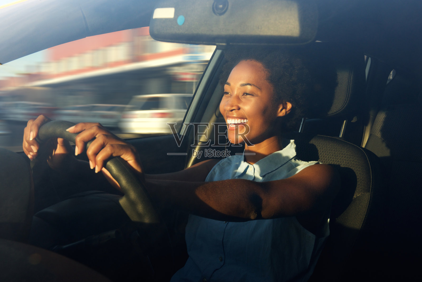 一个年轻的非洲裔美国女人在开车照片摄影图片