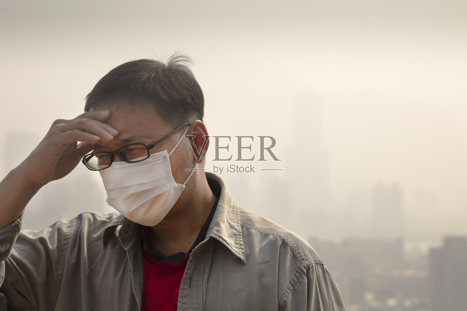亚洲男子戴口罩防止空气污染照片摄影图片