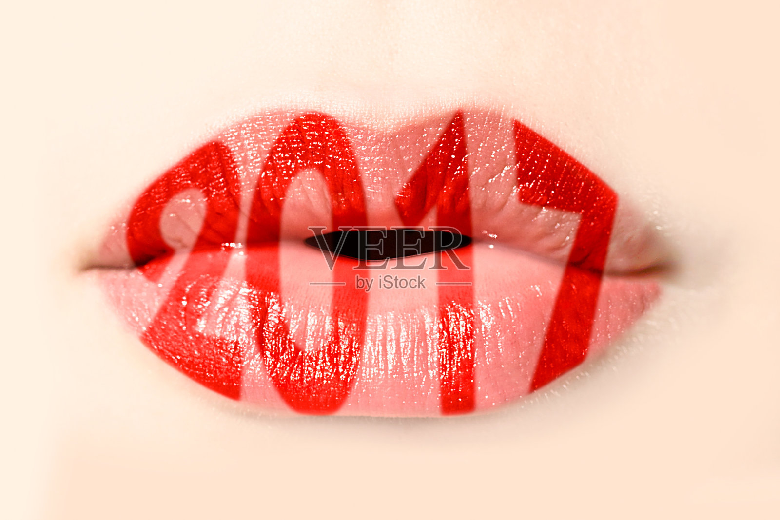 2017用红唇写在女孩的唇上照片摄影图片