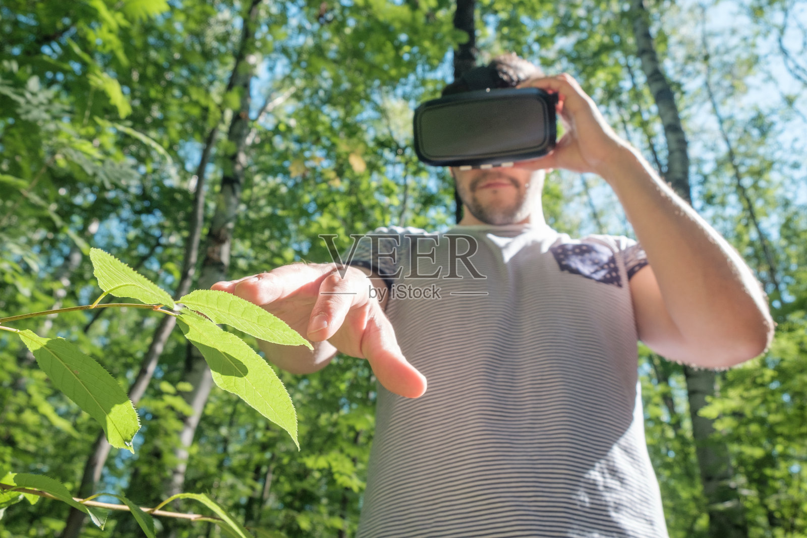 人使用VR-headset照片摄影图片