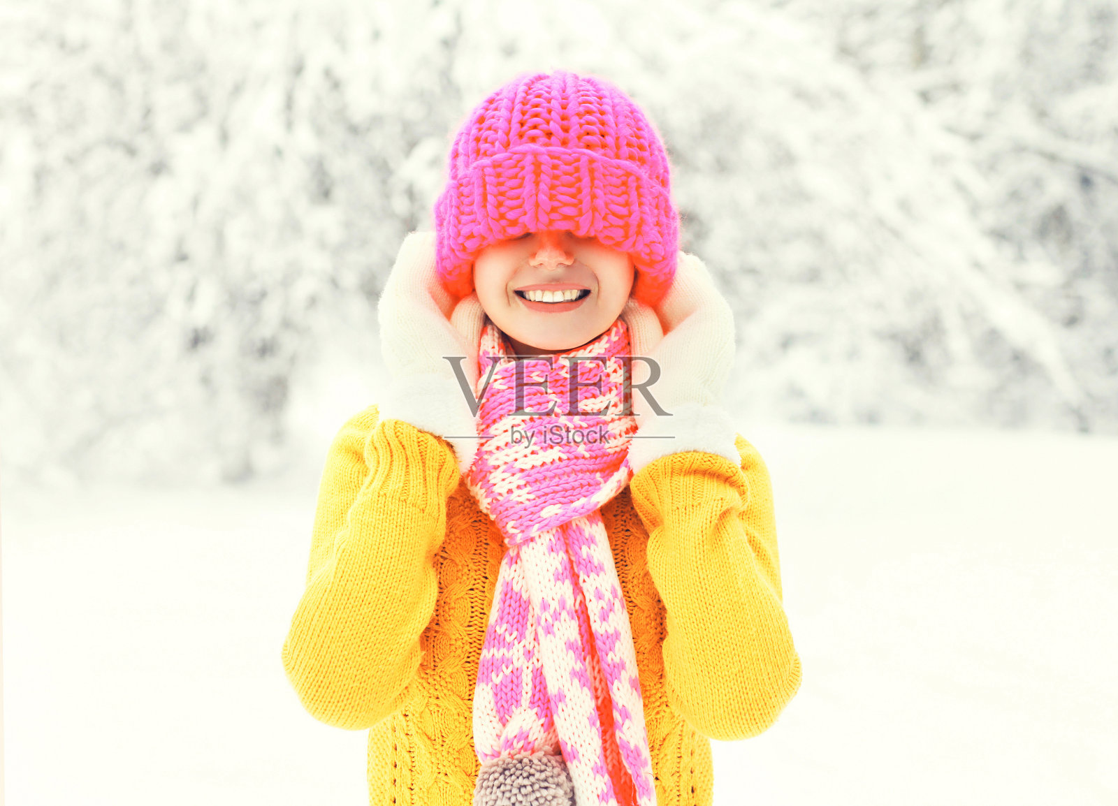 时尚冬天快乐微笑的女人戴着五颜六色的针织帽照片摄影图片