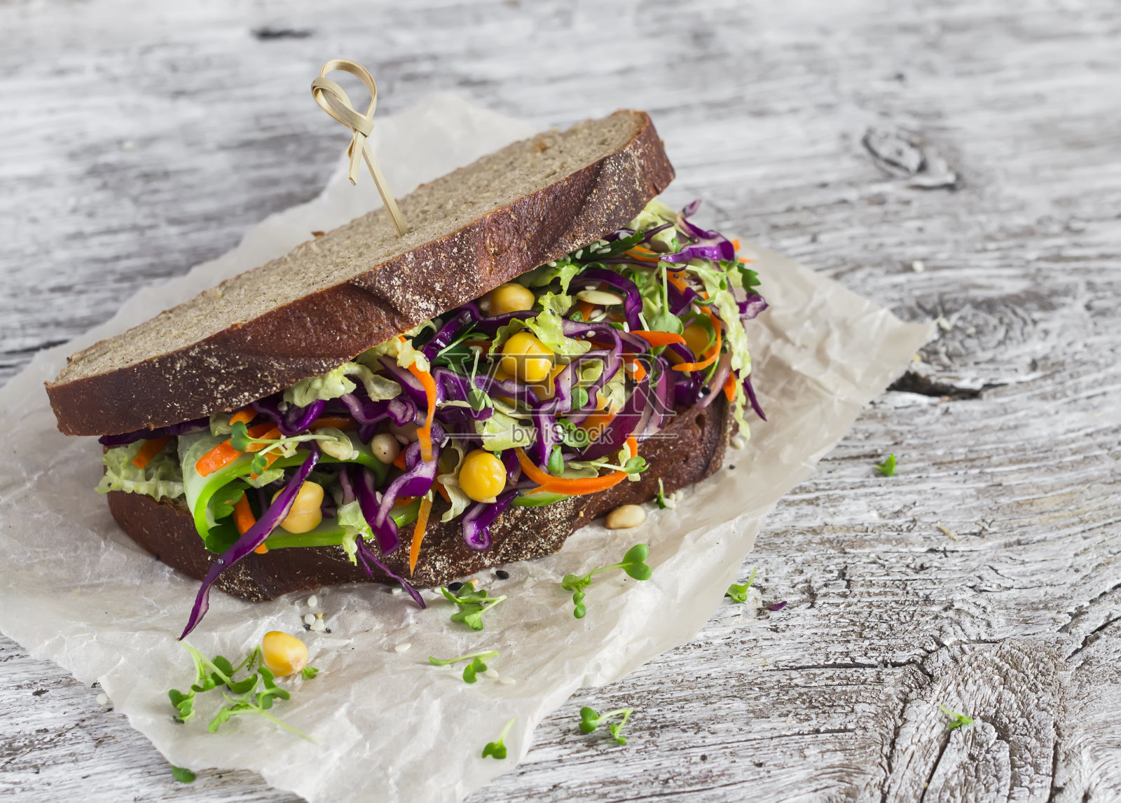 美味健康的素菜卷心菜沙拉和鹰嘴豆三明治照片摄影图片