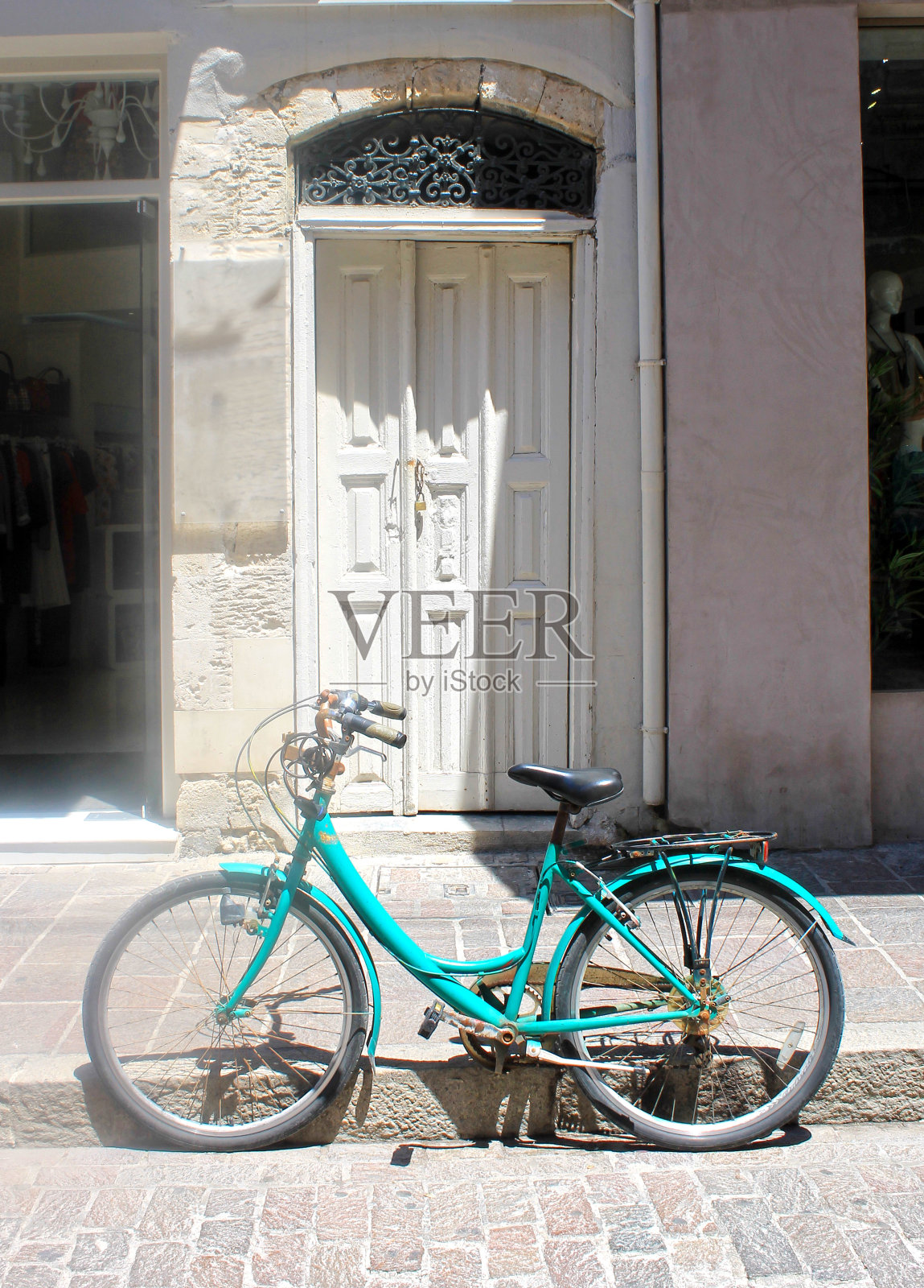 古老的建筑，白色的门和老式的自行车，希腊照片摄影图片