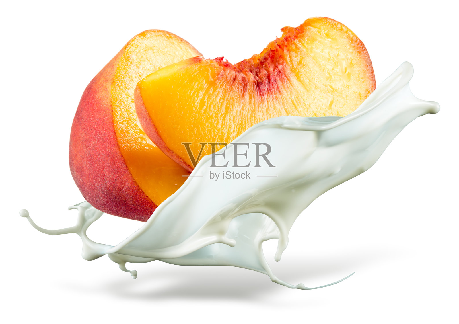桃子掉进了牛奶里。飞溅孤立在白色背景照片摄影图片