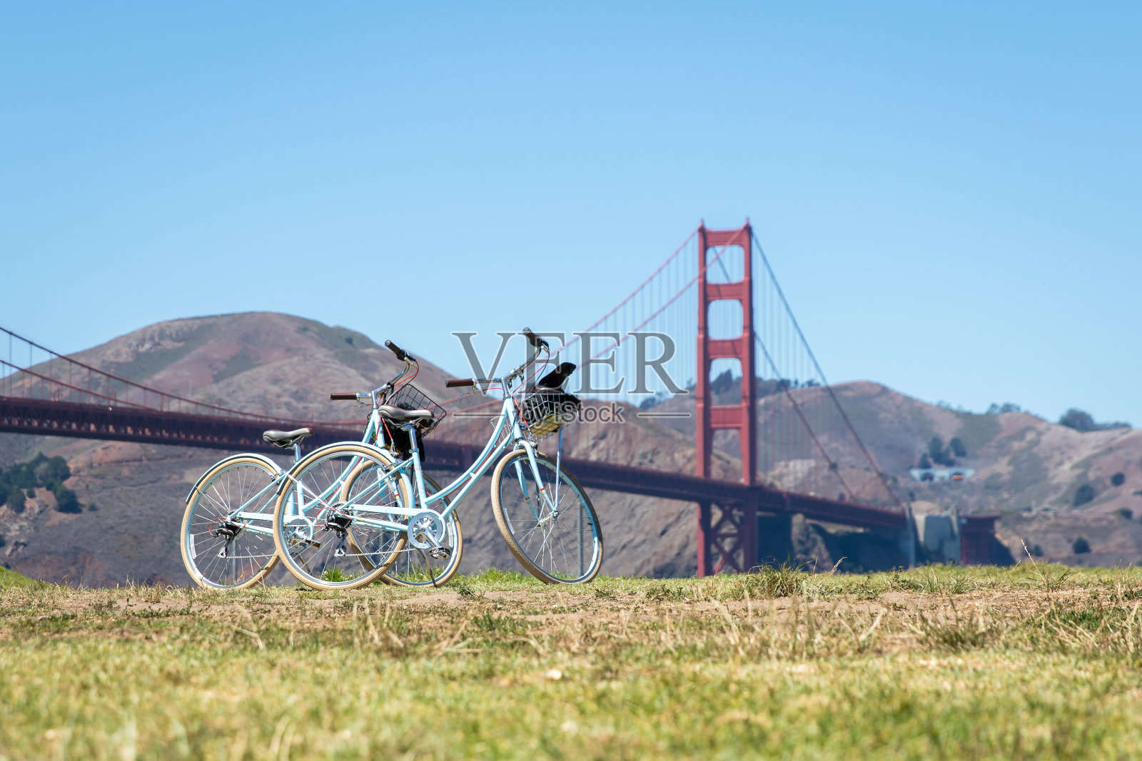 两辆自行车停在金门大桥附近的草地上照片摄影图片