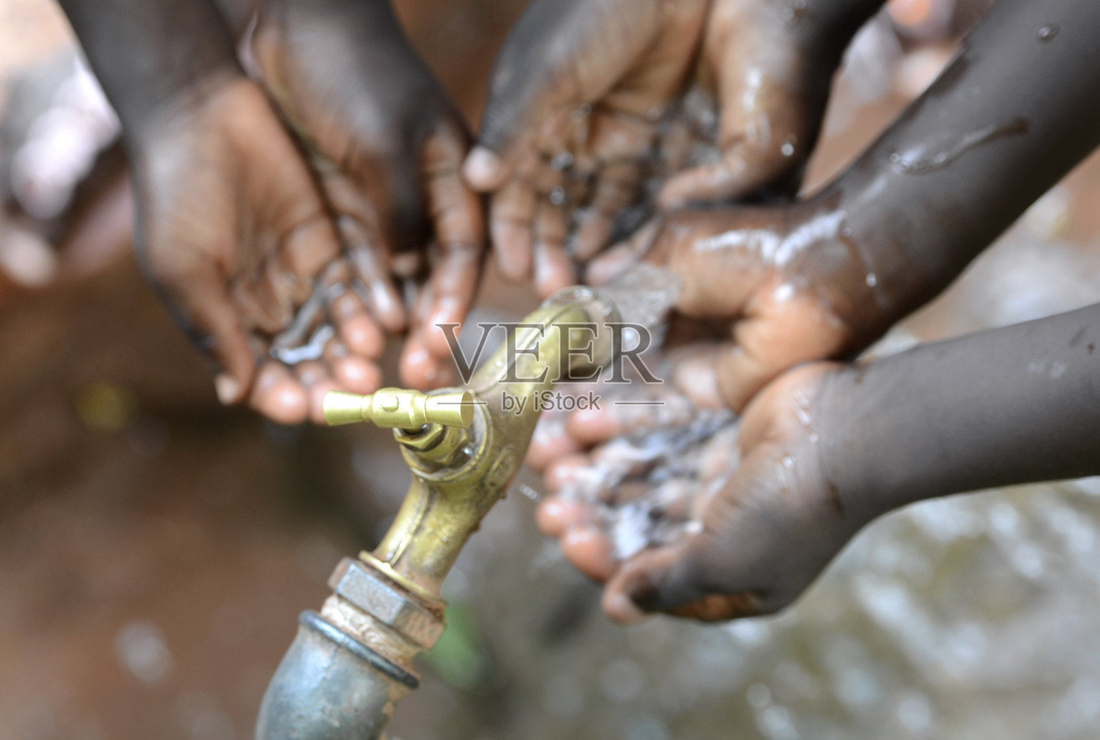 饮用自来水的非洲儿童的手营养不良照片摄影图片