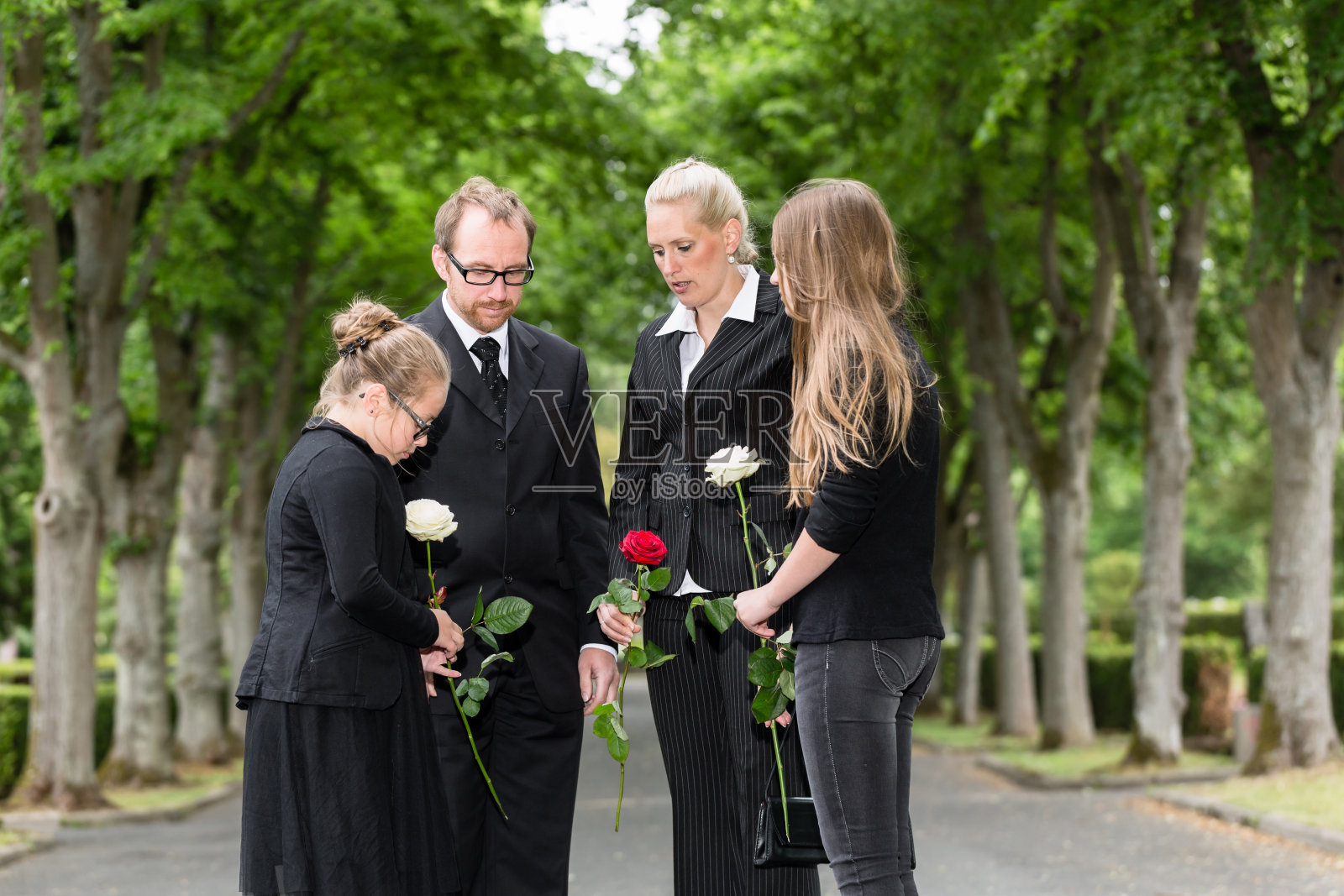 在墓地举行的葬礼上哀悼家人照片摄影图片