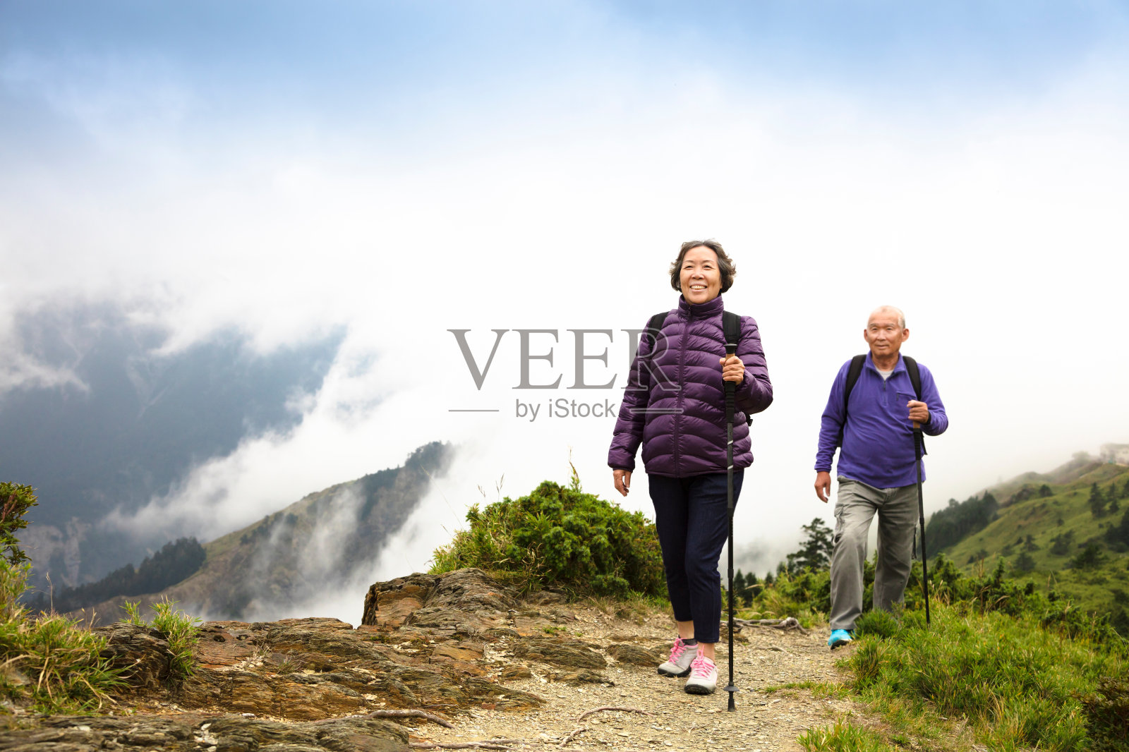 快乐的亚洲老年夫妇徒步登山照片摄影图片
