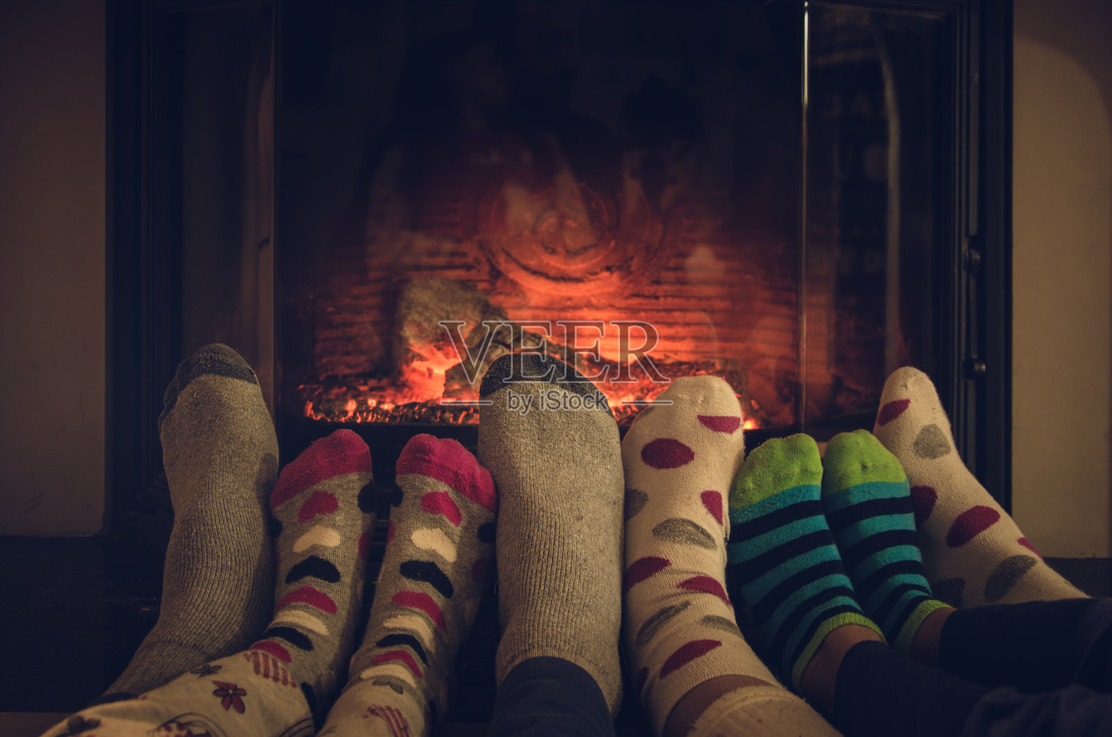 脚穿袜子，全家生火取暖。照片摄影图片