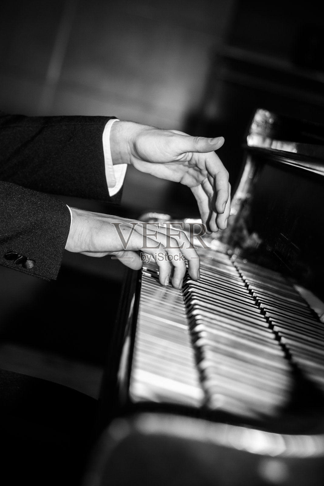 钢琴家用手演奏黑白音乐照片摄影图片