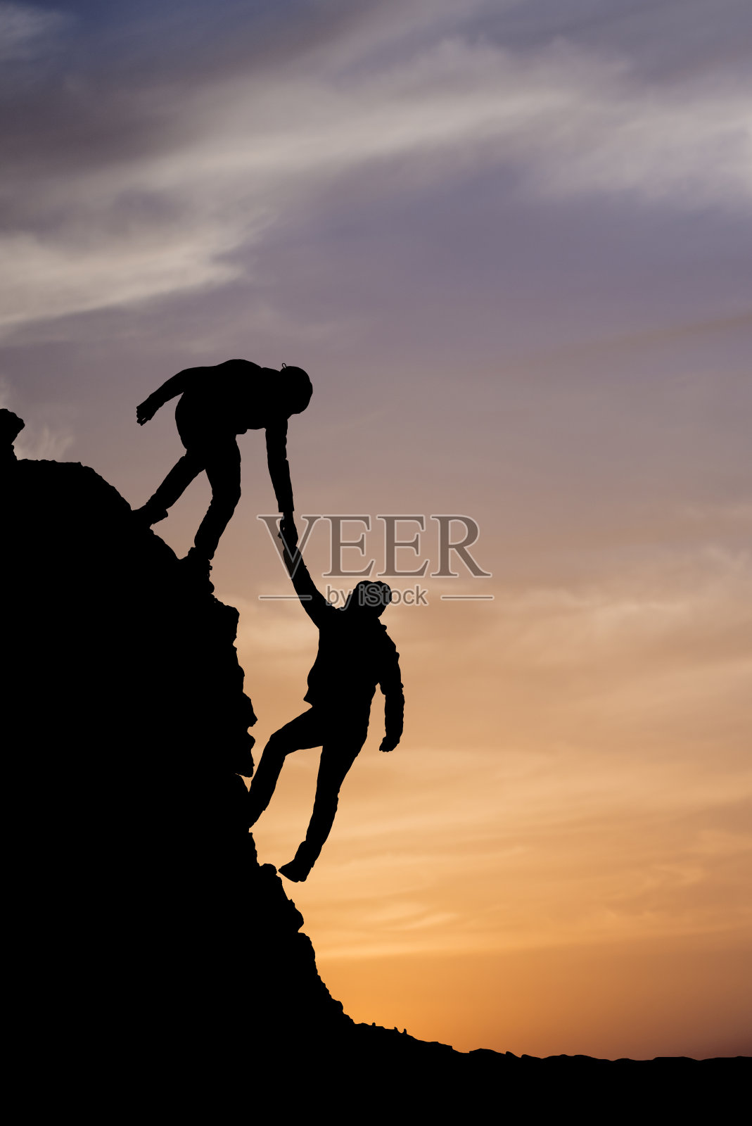 两个攀登者之间伸出援手的剪影照片摄影图片