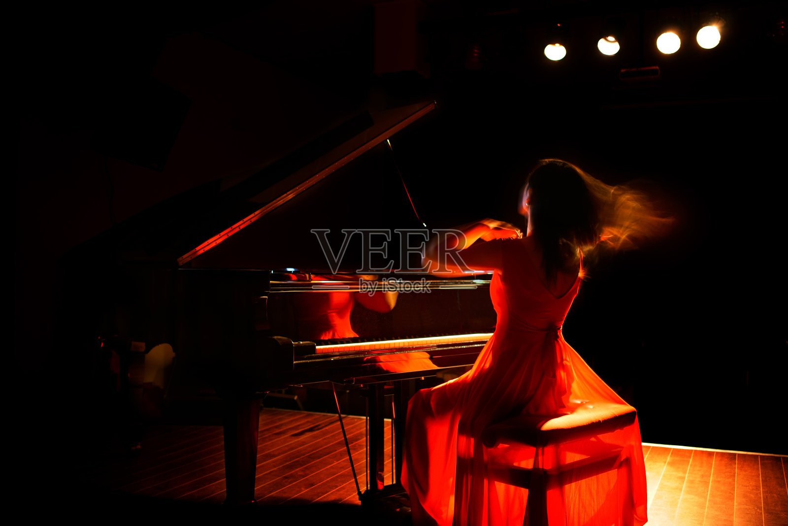 弹奏钢琴的美女照片摄影图片