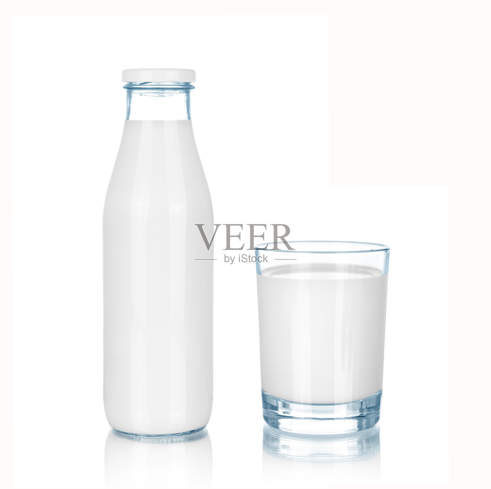 一瓶和一杯牛奶照片摄影图片