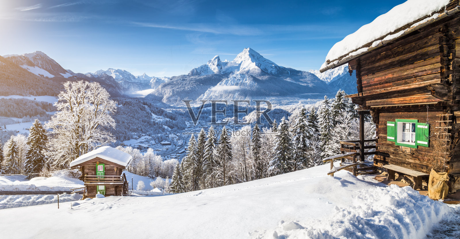 冬天的仙境，阿尔卑斯山的山间小屋照片摄影图片