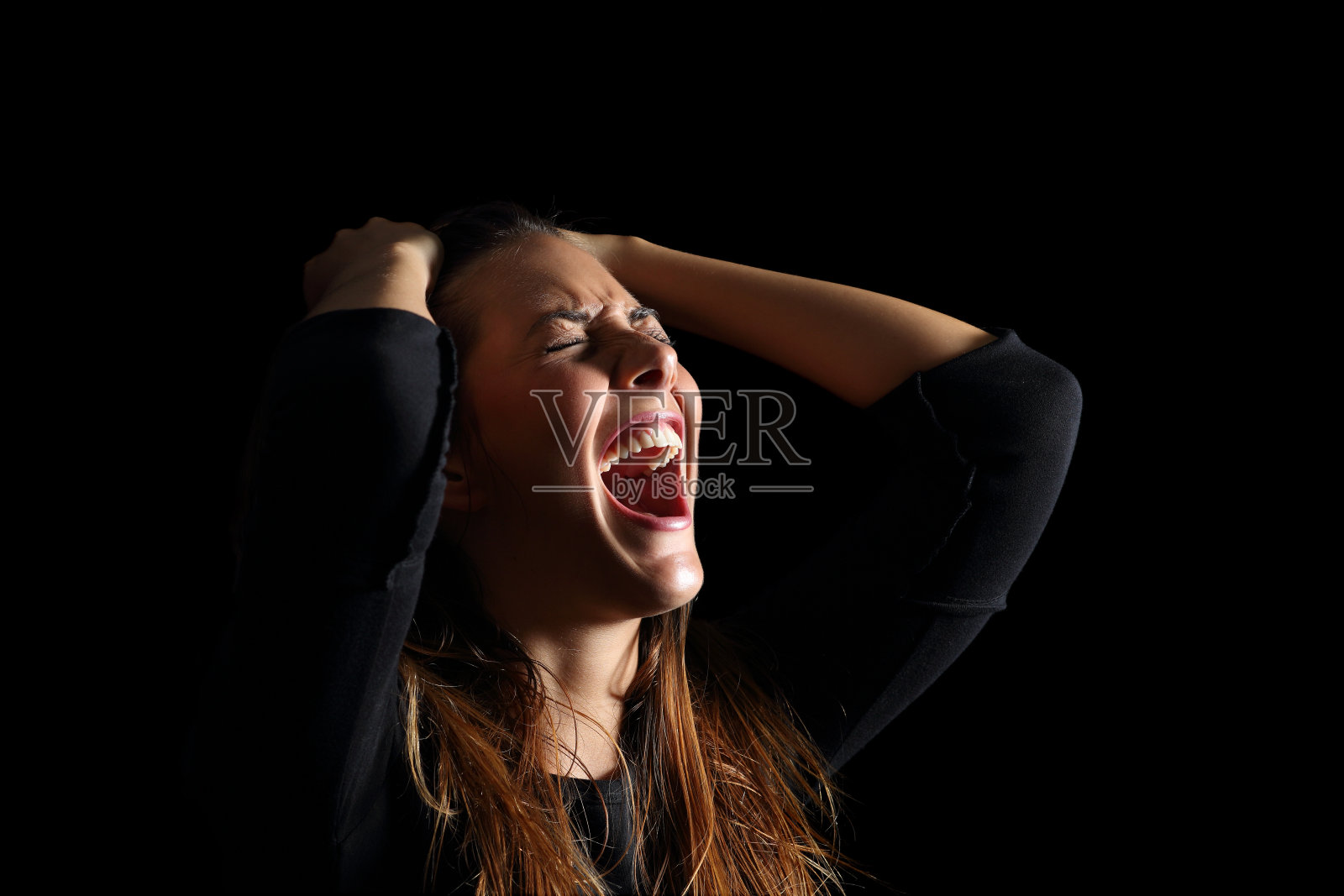 沮丧的女人哭着喊着绝望的黑色照片摄影图片