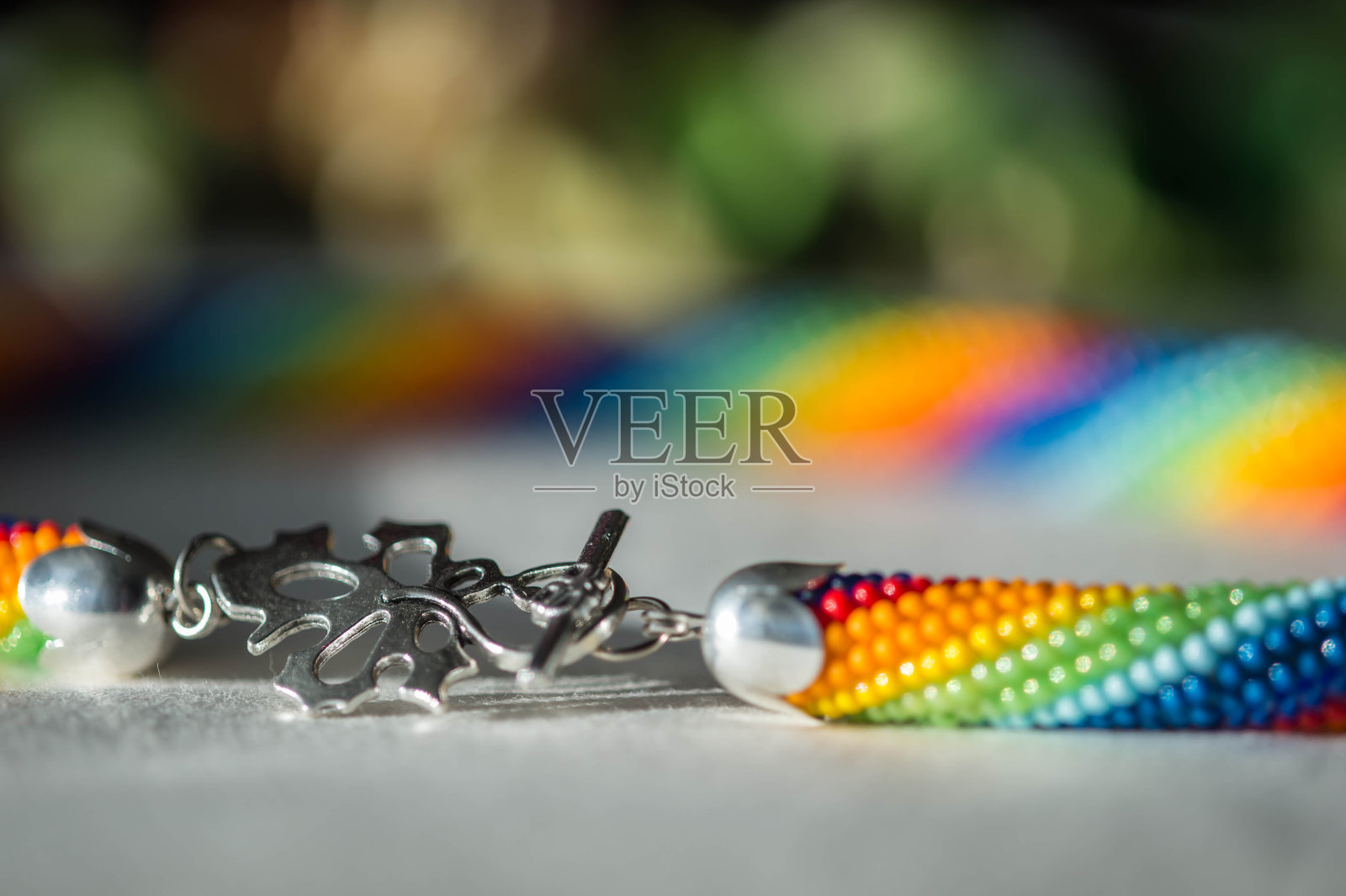 由种子珠子制成的彩虹颜色的钩针项链照片摄影图片