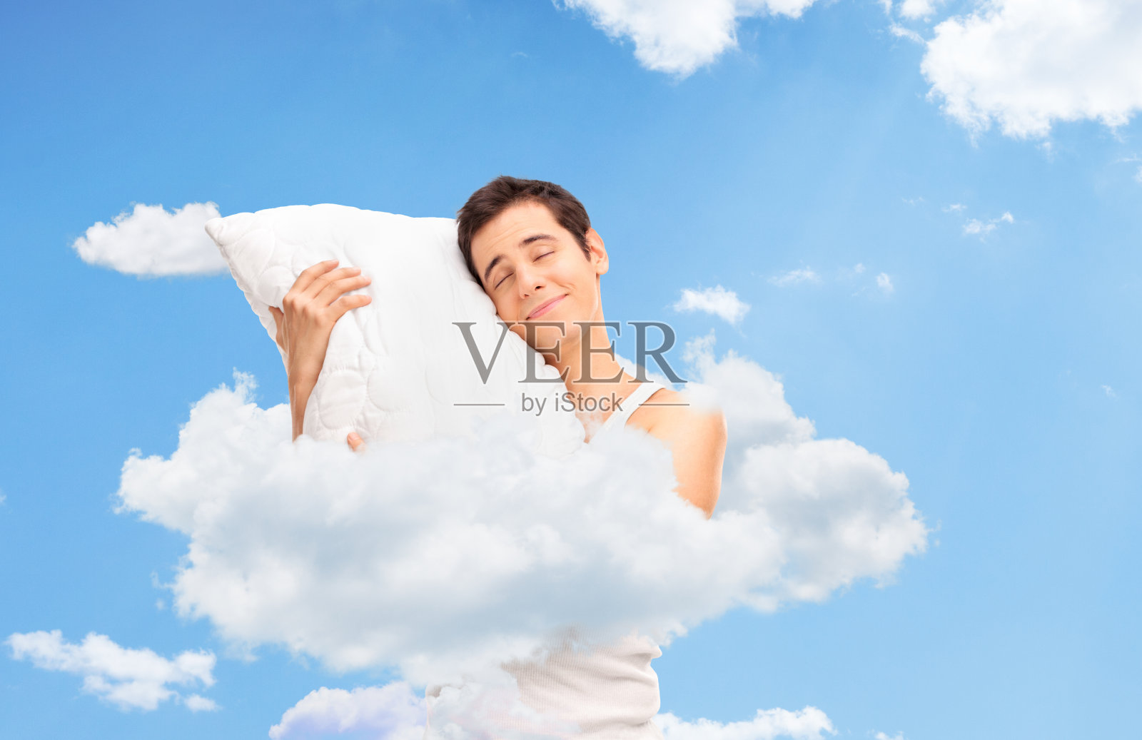 快乐的人在天空的云朵里睡觉照片摄影图片