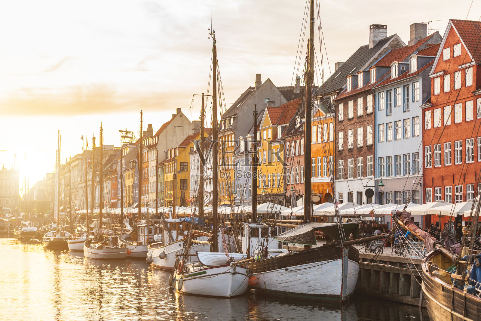 日落时分，哥本哈根老城里五颜六色的房子照片摄影图片