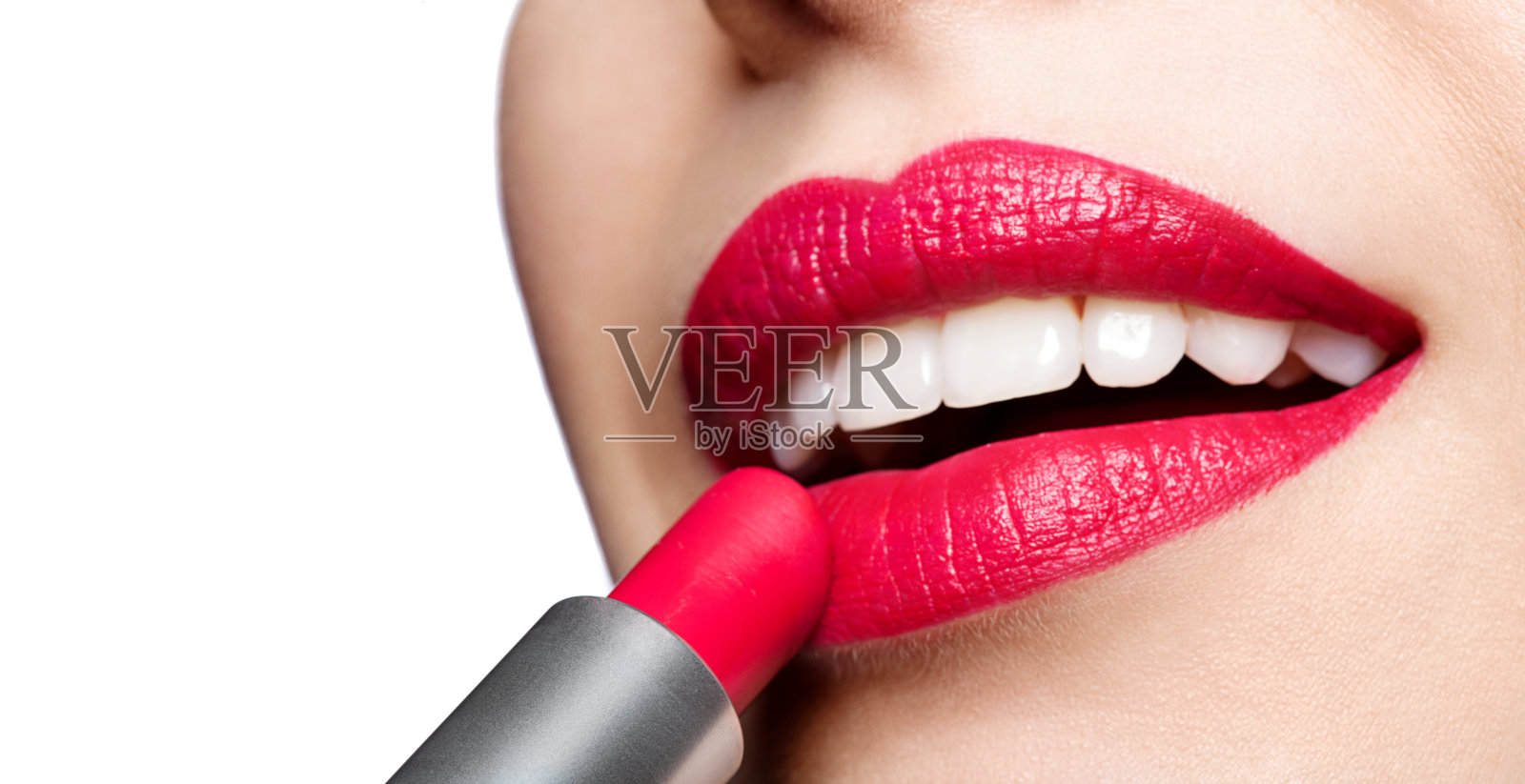 美丽的嘴唇与白色的牙齿和红色的口红的特写照片摄影图片