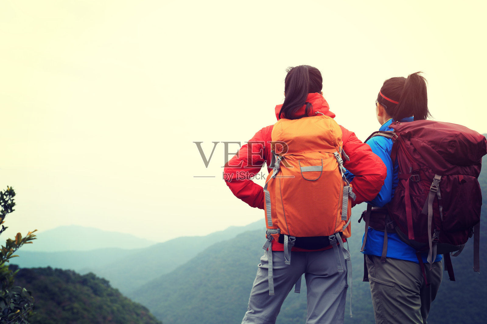 两位成功的背包客在山顶欣赏美丽的风景照片摄影图片