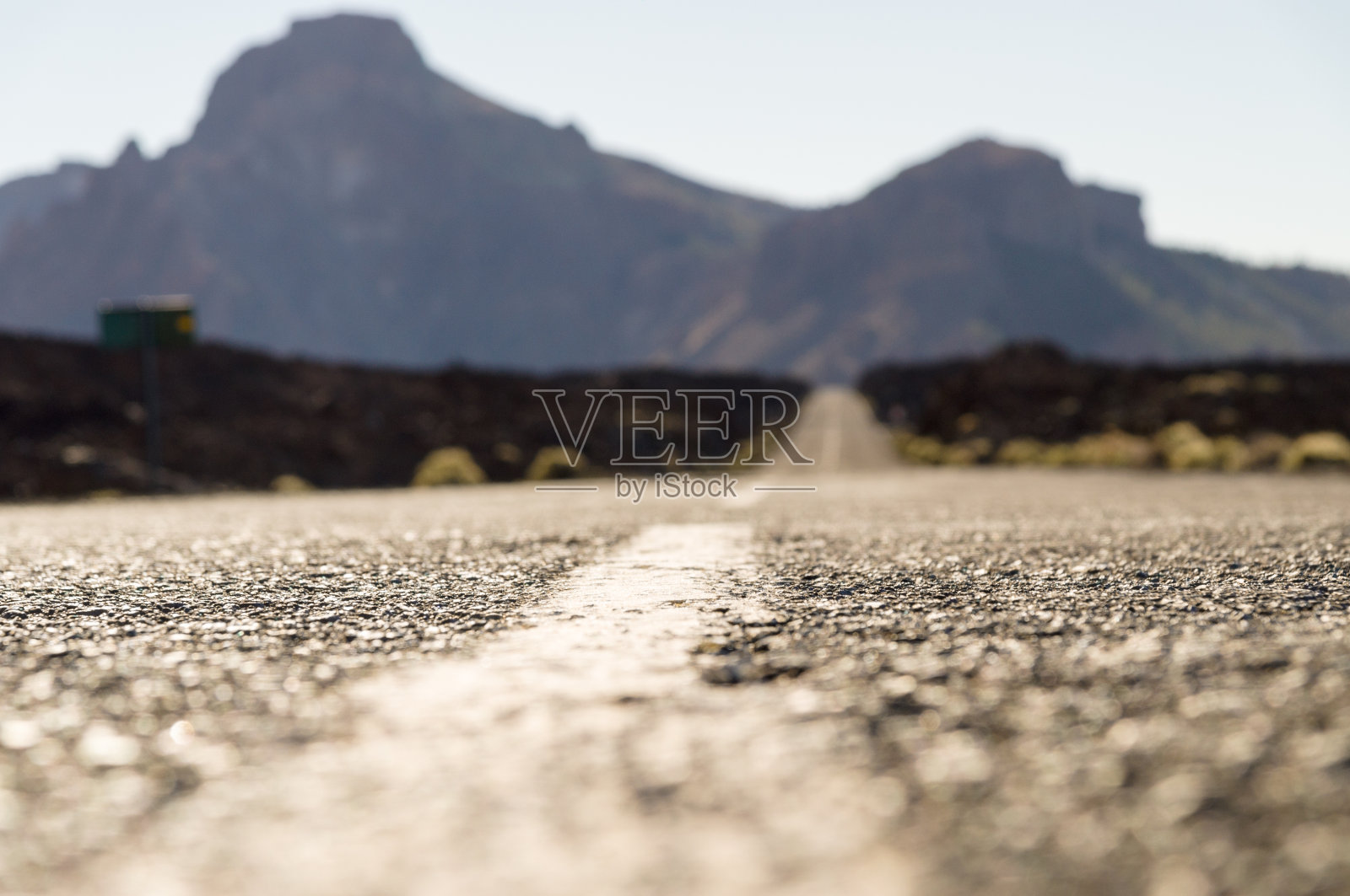 空旷的沙漠道路与山脉的背景照片摄影图片