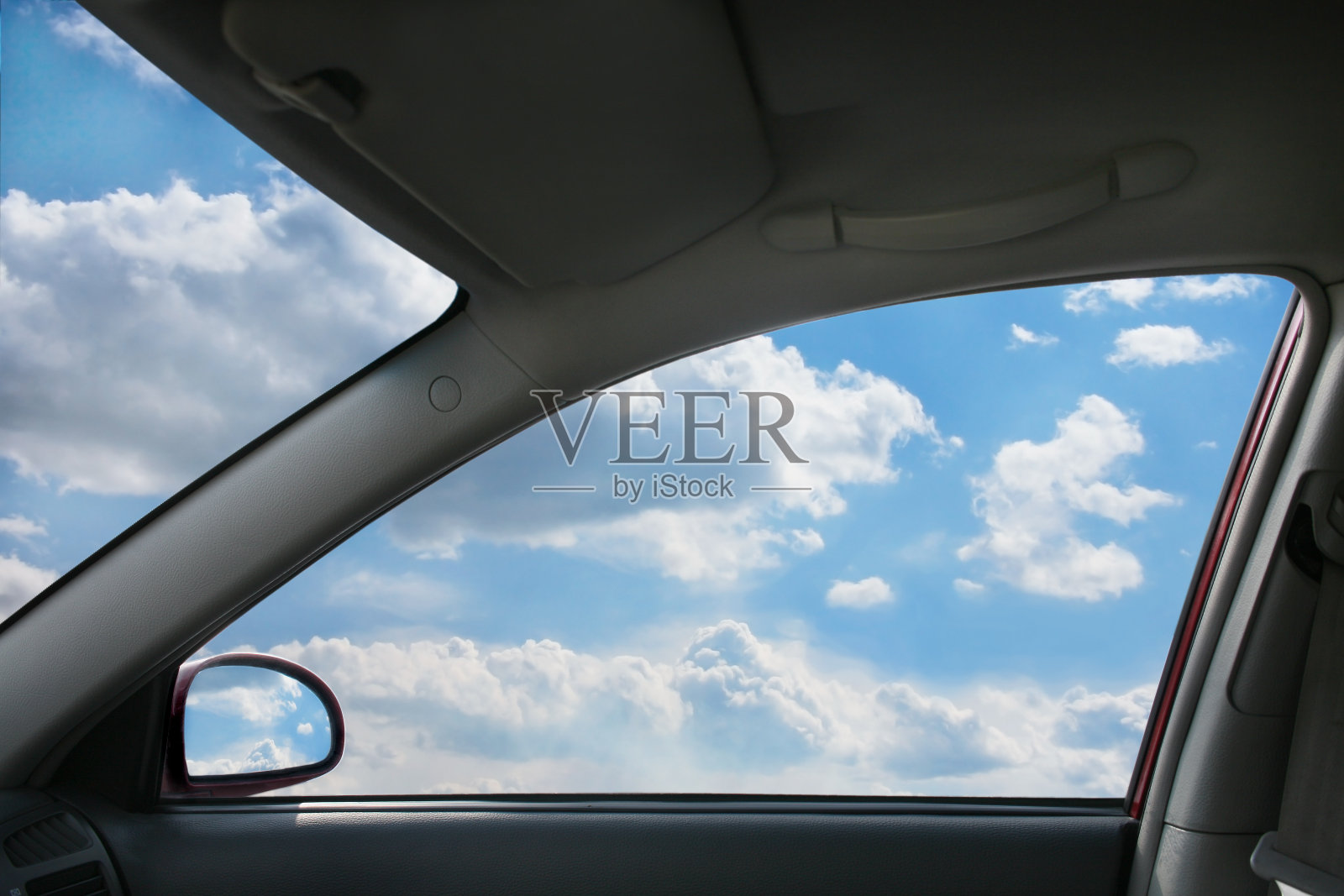 从车内透过窗户观看天空照片摄影图片