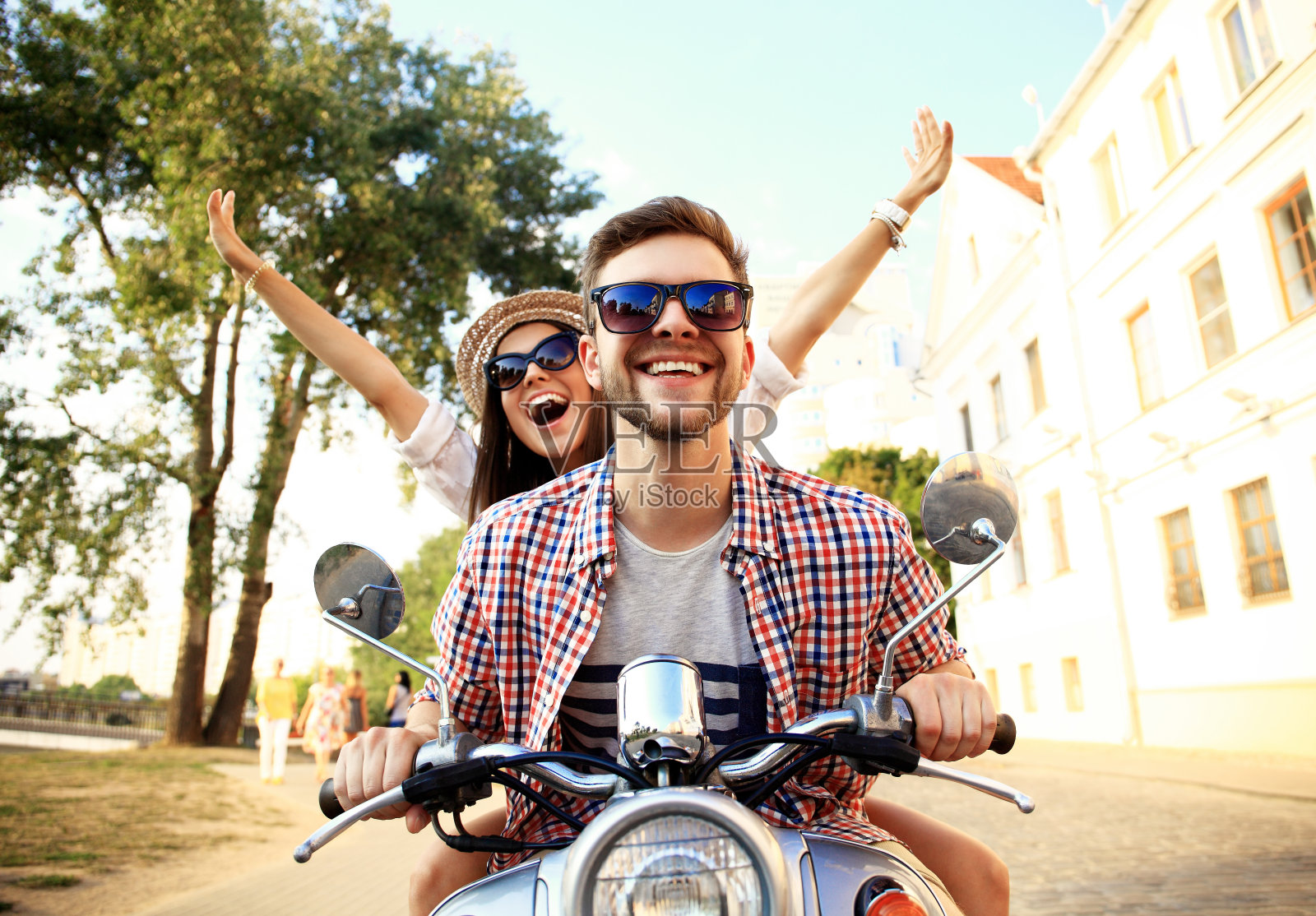 幸福的年轻夫妇在摩托车上享受公路旅行的肖像照片摄影图片
