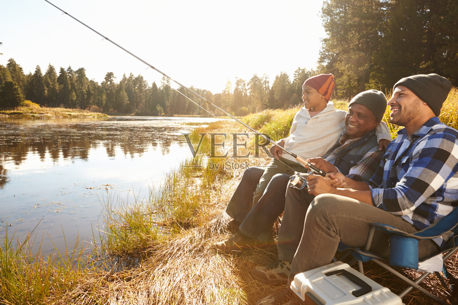 祖父和孙子在湖边钓鱼照片摄影图片