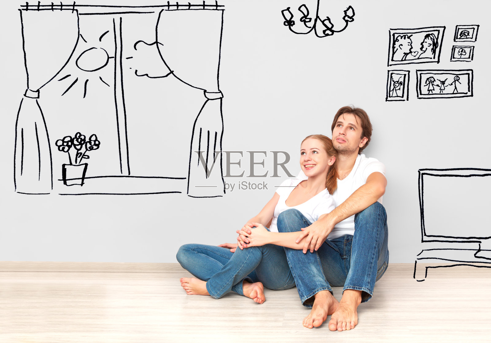 幸福的夫妇在新公寓梦想和规划室内照片摄影图片