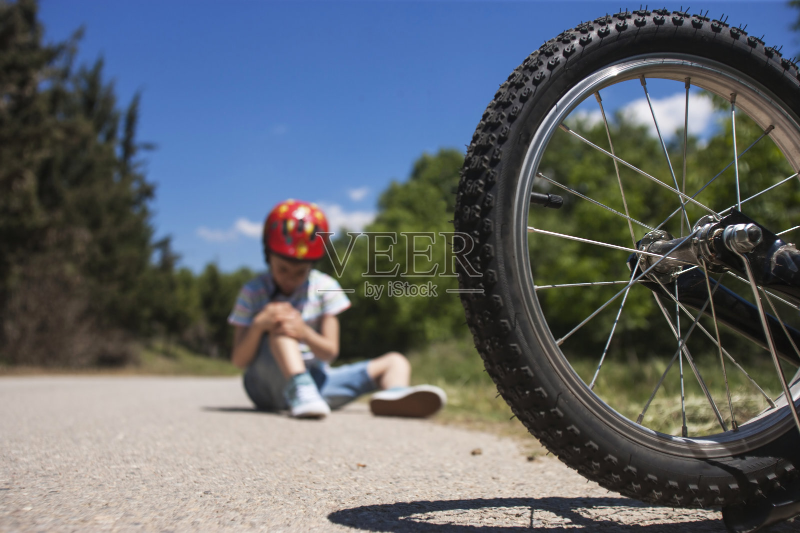 自行车事故。孩子们安全概念照片摄影图片